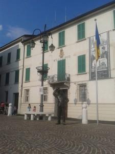 Statua di Peppone davanti al Municipio