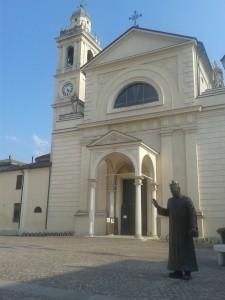 Statua di Don Camillo e chiesa a Brescello
