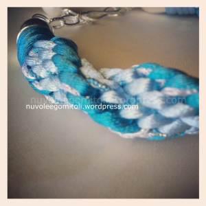 Bracciale in azzurro particolare