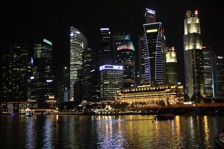Skyline notturno di Singapore sulla baia. Foto di Marco Restelli