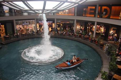 Cascata nel mall del Marina Bay Sands di Singapore. Foto di Marco Restelli. jpg