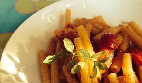 Maccheroni all'amatriciana con  pomodorini al forno