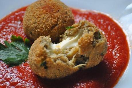 Polpettine di fiordilatte e melanzane con passata di pomodoro