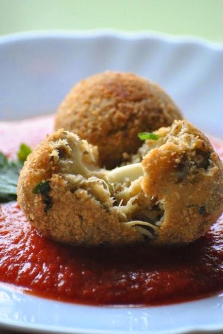 Polpettine di fiordilatte e melanzane con passata di pomodoro