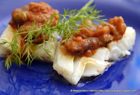 Una ricetta facile di pesce: baccala  bruschettato con caponata  di melanzane, peperoni e cumino dei campi