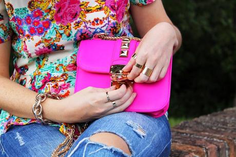 Outfit: Ripped jeans, t-shirt colorata e borsetta fucsia