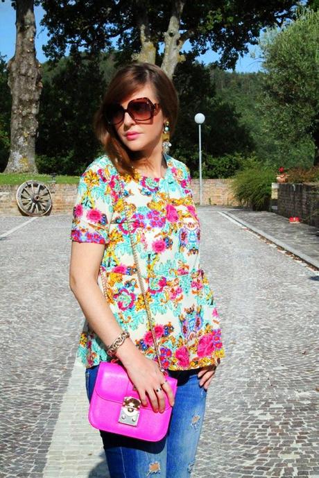 Outfit: Ripped jeans, t-shirt colorata e borsetta fucsia