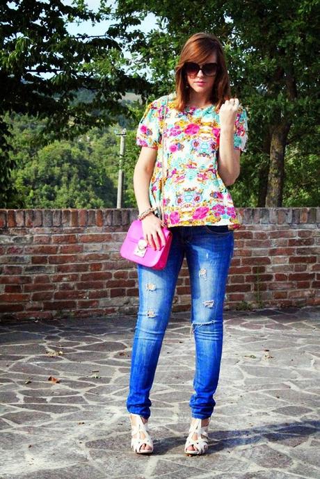 Outfit: Ripped jeans, t-shirt colorata e borsetta fucsia