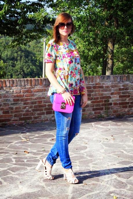 Outfit: Ripped jeans, t-shirt colorata e borsetta fucsia