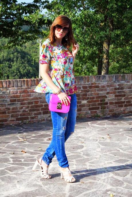 Outfit: Ripped jeans, t-shirt colorata e borsetta fucsia