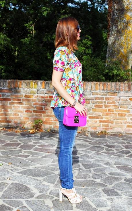 Outfit: Ripped jeans, t-shirt colorata e borsetta fucsia