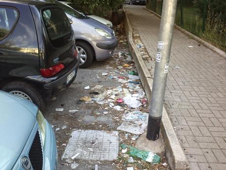 Come tentare la riqualificazione delle aree verdi non di pregio? Le foto vomitevoli di Piazza Sabaudia e una proposta