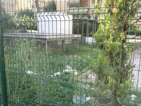 Come tentare la riqualificazione delle aree verdi non di pregio? Le foto vomitevoli di Piazza Sabaudia e una proposta