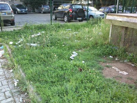 Come tentare la riqualificazione delle aree verdi non di pregio? Le foto vomitevoli di Piazza Sabaudia e una proposta