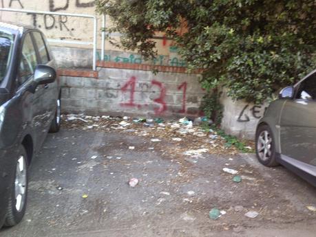 Come tentare la riqualificazione delle aree verdi non di pregio? Le foto vomitevoli di Piazza Sabaudia e una proposta