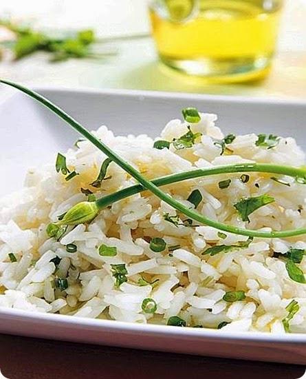 Riso bollito con erba cipollina