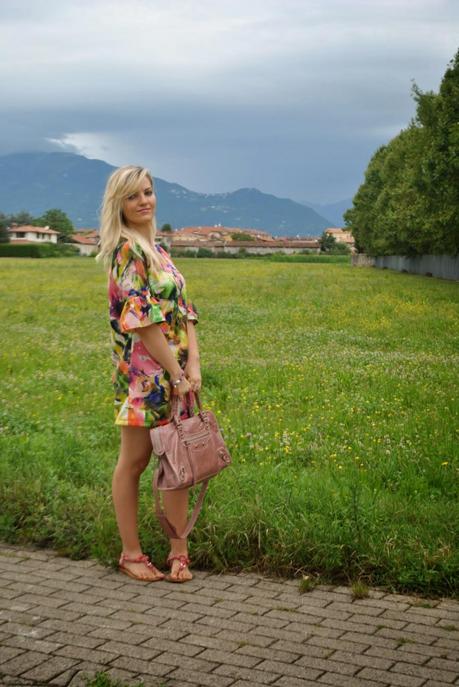 outfit abito stampa a fiori con maniche a volant abito stampato outfit agosto 2014 outfit estivi outfit estate 2014 outfit borsa balenciaga outfit sandali gioiello pollini bracciale modi e mode anelli majique fashion blogger italiane fashion blogger bionde mariafelicia magno fashion blogger di colorblock by felym 