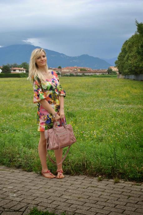 outfit abito stampa a fiori con maniche a volant abito stampato outfit agosto 2014 outfit estivi outfit estate 2014 outfit borsa balenciaga outfit sandali gioiello pollini bracciale modi e mode anelli majique fashion blogger italiane fashion blogger bionde mariafelicia magno fashion blogger di colorblock by felym 