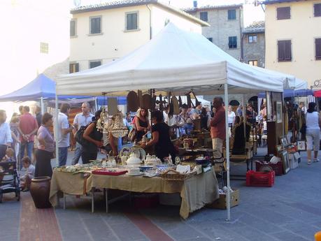 Mercatino per le vie del centro / Local Market