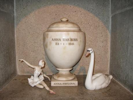 Anna Pavlova and her pet swan Jack.