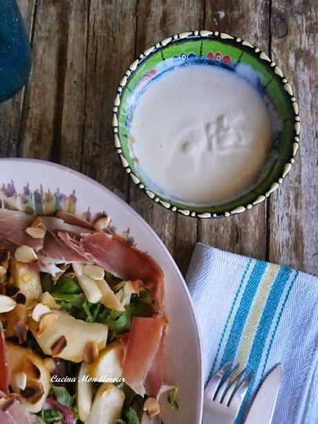 La Mia Insalata Estiva con Pesche Prosciutto e Scaglie di Mandorle e Salsa allo Yogurt