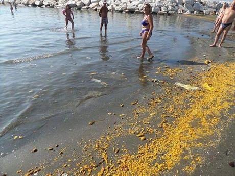 mare giallo, napoli, bagnanti,