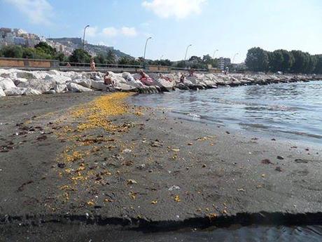 mare giallo, napoli, bagnanti,