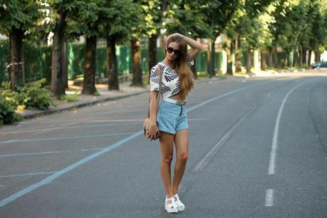 lovehandmade fashion blog_barbara valentina grimaldi fashion blogger_mischino white belt_windsor smith fluffy white_high waisted jeans shorts_zara crop top_serapian milano satchel borsa_specktre sunglasses_estate