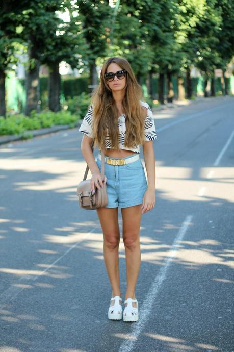 lovehandmade fashion blog_barbara valentina grimaldi fashion blogger_mischino white belt_windsor smith fluffy white_high waisted jeans shorts_zara crop top_serapian milano satchel borsa_specktre sunglasses_estate