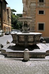 Fontana piazza campitelli 5