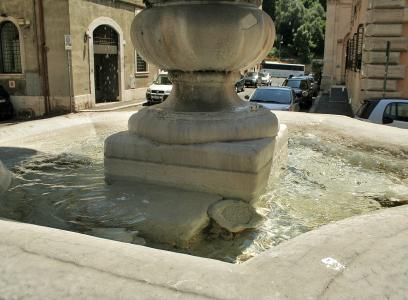 Fontana piazza campitelli7