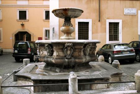 Fontana piazza campitelli 2