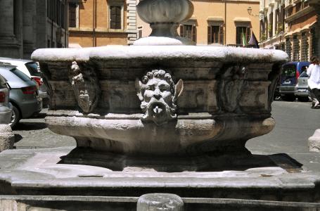 Fontana piazza campitelli 6