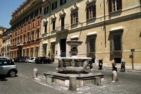 Fontana piazza campitelli 8