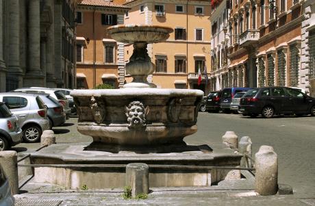 Fontana piazza campitelli 1