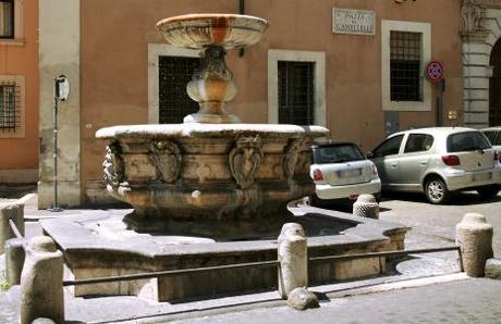 Fontana piazza campitelli 4
