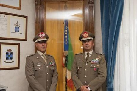 Viterbo/ Il Generale Bernardini rende omaggio alle Bandiere del 1° Reggimento AVES “Antares”, dell’Aviazione Esercito e dell’Arma di Artiglieria