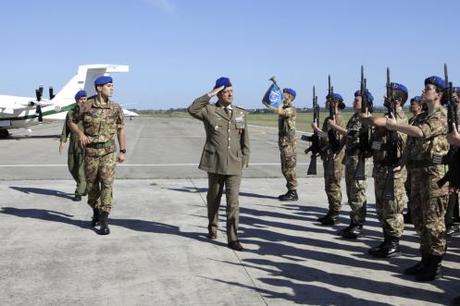 Viterbo/ Il Generale Bernardini rende omaggio alle Bandiere del 1° Reggimento AVES “Antares”, dell’Aviazione Esercito e dell’Arma di Artiglieria