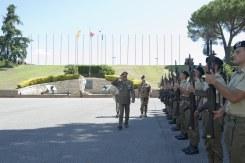 Viterbo/ Il Generale Bernardini rende omaggio alle Bandiere del 1° Reggimento AVES “Antares”, dell’Aviazione Esercito e dell’Arma di Artiglieria