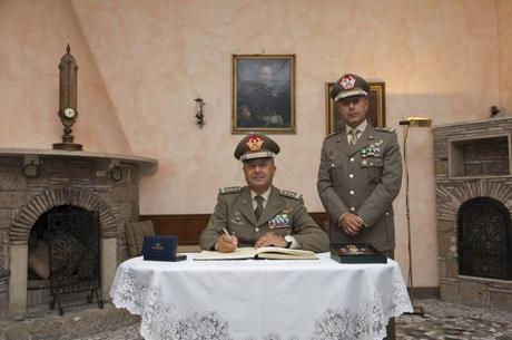 Viterbo/ Il Generale Bernardini rende omaggio alle Bandiere del 1° Reggimento AVES “Antares”, dell’Aviazione Esercito e dell’Arma di Artiglieria