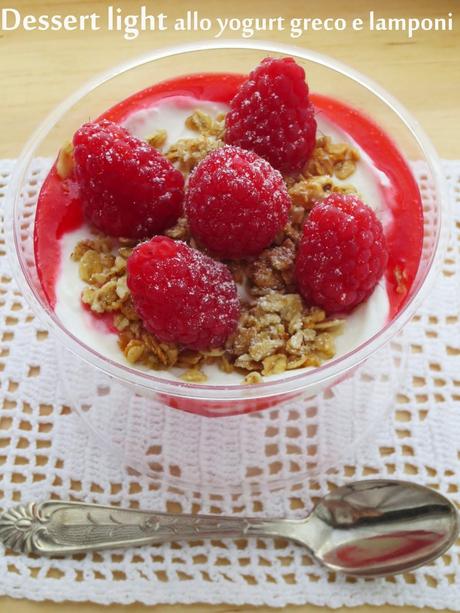 Dessert light allo yogurt greco e lamponi