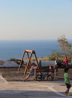 PLAYGROUND AROUND THE CORNER: Un piccolo parco giochi immerso nel blu di Oia