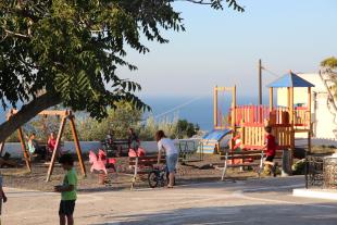 PLAYGROUND AROUND THE CORNER: Un piccolo parco giochi immerso nel blu di Oia