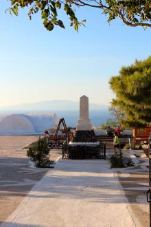 PLAYGROUND AROUND THE CORNER: Un piccolo parco giochi immerso nel blu di Oia