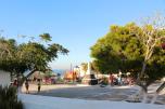 PLAYGROUND AROUND THE CORNER: Un piccolo parco giochi immerso nel blu di Oia