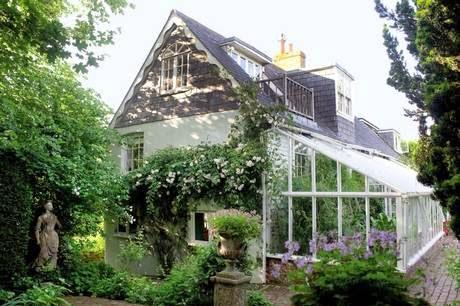 Virginia and Leonard Woolf's XVIIth century retreat: Monk's House and its garden.