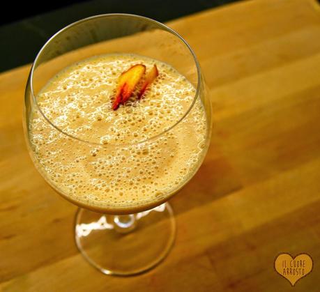 LO SMOOTHIE VEGAN: PESCA E LATTE DI MANDORLA