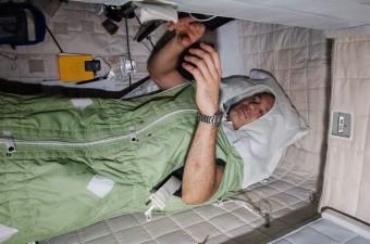 L'astronauta Luca Parmitano dorme a bordo della ISS. Crediti: ESA