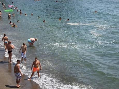 liquami e rifiuti alla spiaggia di Coroglio