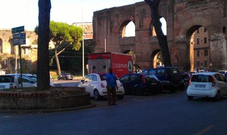 Tutto lo schifo di Porta Maggiore. Area archeologica stupenda in nodo di scambio strategico. Dovunque al mondo sarebbe tirata a lucido, da noi invece...